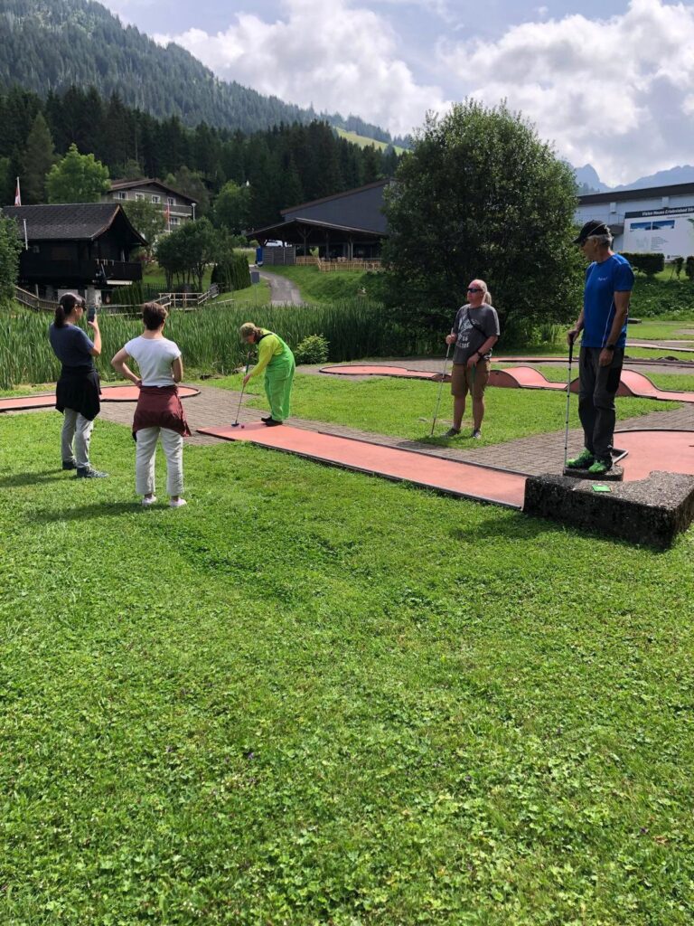 Teilnehmende bei einer gemeinsamen Minigolfrunde